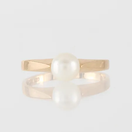 Ring med pärla 18k Bengt Hallberg Köping,storlek 19 mm, bredd 2-6.7 mm. Vikt: 3,1 g