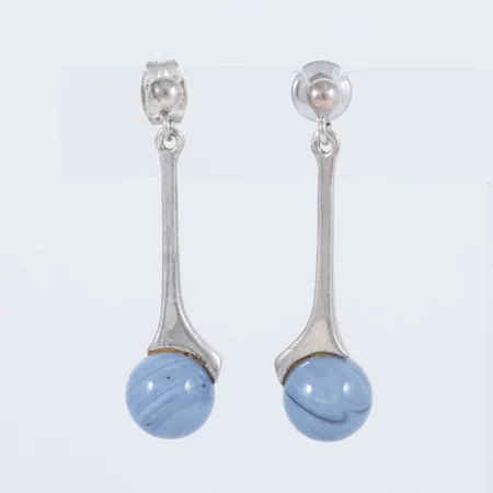 Hängande örhängen i silver (925/1000) med kula av blå slaggsten Ø 8 mm. De är mm breda, mm långa och väger 2,7g. Ena snurrebussen i metall.