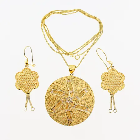 1 par örhängen, 1 kedja, 1 hänge, bucklor, skevheter, 21K.  Vikt: 27,1 g