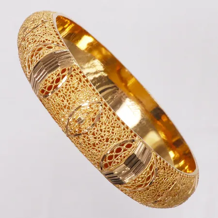 Armring filigran, ca Ø64mm, bredd 15mm, 21K  Vikt: 28 g