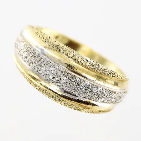 Ring, stl 16¾, bredd 3-8mm, vit/gulguld, 14K.  Vikt: 1,3 g