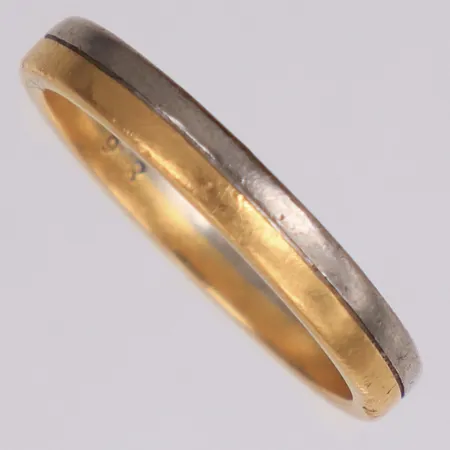Ring vitguld, gulguld, stl 17½, bredd 3mm, gravyr, 18K Vikt: 4,6 g