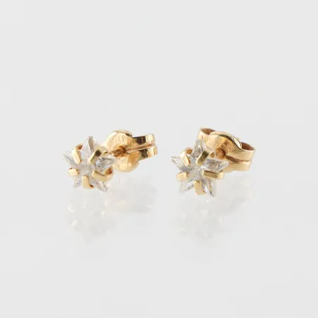 Örhängen paret 18k med vita stenar,diameter 5 mm. Vikt: 0,7 g