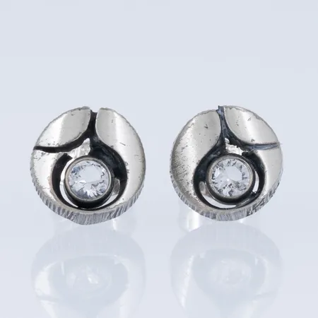 Örhängen i silver (925/1000) med bergkristall. De är Ø 8,5 mm och väger 2,0g. Design av Karl Laine för Finnfeelins Finland. Fint skick. 
