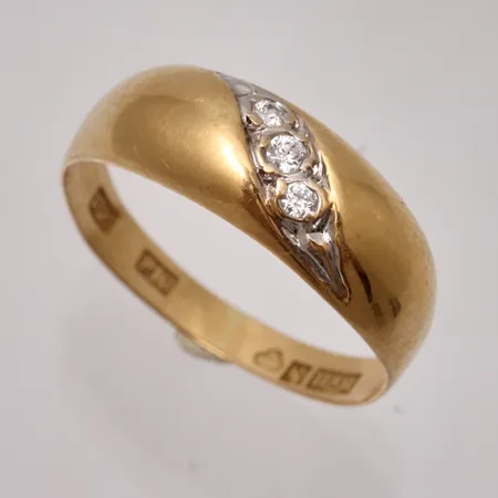 Ring i 18K guld, stl16, bredd 2,5-6,3mm, 3st vita stenar, mått Ø1,5-1,8mm, tillverkad av Bengt Hallberg, år 1989, vikt 1,38g.