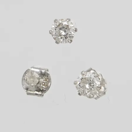 3 Örhängen med vita stenar, en snurrebuss saknas, vitguld, 18K Vikt: 0,6 g