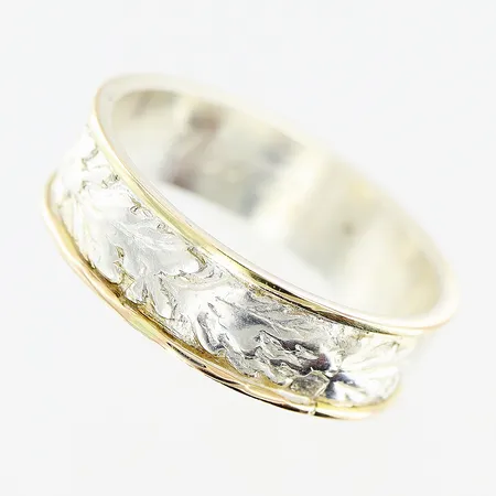 Examensring stl 20¼ delvis förgylld dekor, bredd 7mm, gravyr, silver. Vikt: 4,4 g