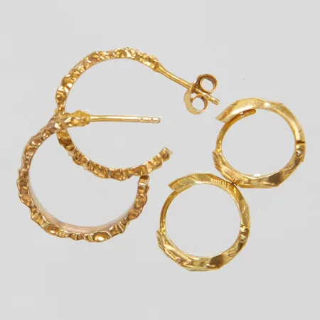 Örhängen, två par, en snurrebuss saknas, en ring går ej att stänga, förgyllt silver, 925/1000 Vikt: 0 g