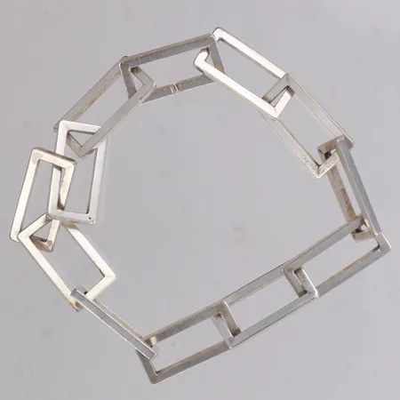 Armband ca 18cm, bredd 10mm, ej öppningsbart, ostämplat silver Vikt: 27,6 g