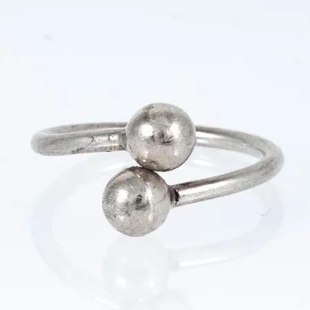 Ring i silver (925/1000) med två kulor Ø 6 mm. Den är i storlek 19¼, är 2 - 12 mm bred och väger 2,6g.