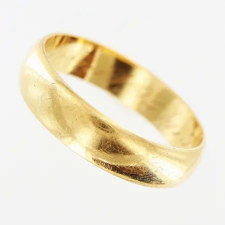 Ring slät stl 17¾, bredd 4mm, gravyr, 18K Vikt: 3,4 g