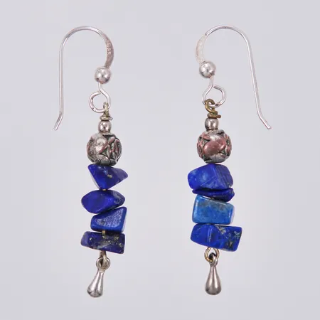Ett par örhängen med lapis lazuli längd: ca 4,5cm bredd: ca 8mm 925/1000 silver  Vikt: 3,3 g