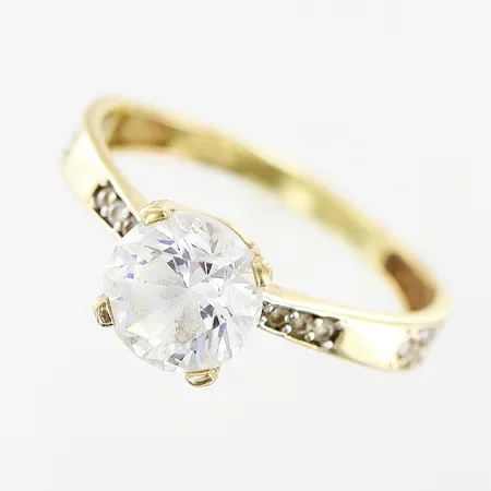 Ring, vita stenar, stl 16, bredd 2-6,5mm, skev skena, 14K.  Vikt: 1,8 g