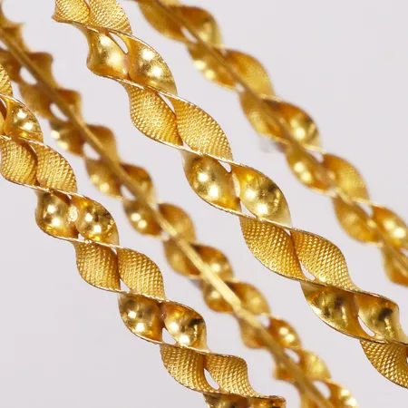 2 armringar vågmönster, ca Ø65mm, bredd 5,7mm, skeva, 22K   Vikt: 22,7 g