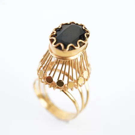 Ring m svart sten, stl 17½(55), 21k, höjd 18mm, lite skev Vikt: 8 g