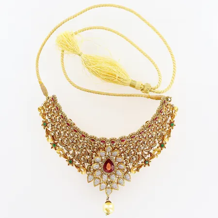 Collier, röda/gröna/vita stenar, imitationspärla Ø11mm, 17x8,5cm, justerbar tygband ca 56cm, 2 öglor i metall, 21K. Bruttovikt: 61,8gram.    Vikt: 61,8 g