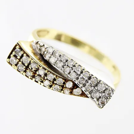 Ring, vita stenar, stl 18, bredd 2-7mm, vit/gulguld, 14K.  Vikt: 3,2 g