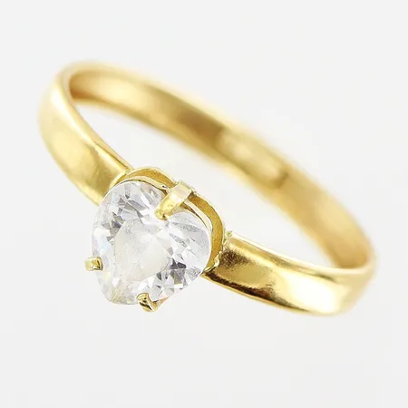 Ring, vit sten, stl 17½, bredd 2,5-6mm, 18K.  Vikt: 1 g