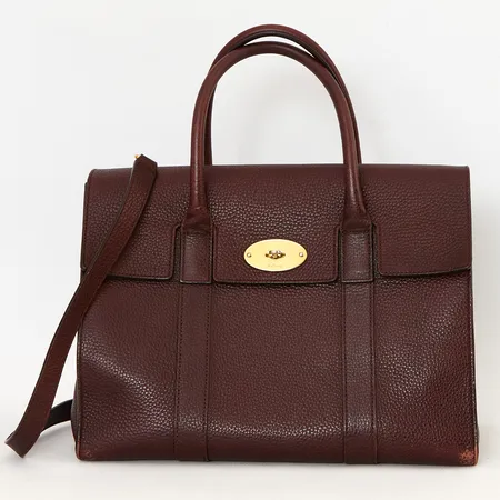 Väska Mulberry Bayswater, classic grain, Deep Aubergine, 12x25x32cm, axelrem beslag i gulmetall, färgsläpp i kanter, slitage på beslag, dustbag medföljer