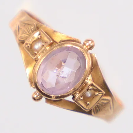 Ring lila sten Ø19, ojämn i skenan, 18K Vikt: 2,1 g