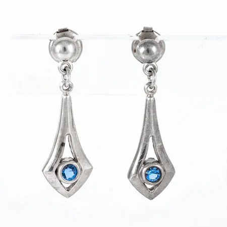 Hängande örhängen i silver med ljusblå sten. De är 4 - 8,5 mm breda, 27 mm långa och väger 2,8g.