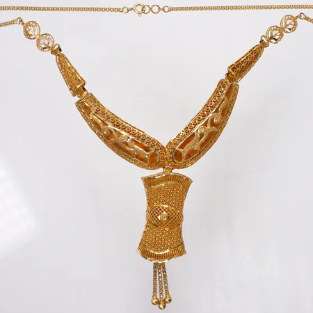 Collier ca 39,5-40cm, hängdel ca 70mm, bucklor, 21K  Vikt: 26,8 g