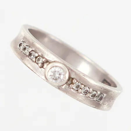 Ring med vita stenar stl 18, bredd: 4mm, GHA, silver 925/1000 Vikt: 3,1 g