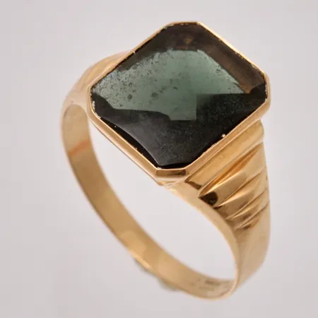 Klackring i 18K guld, stl 22, bredd 2,7-14,6mm, 1st grön sten, mått 11,5x14mm, tillverkad av D Ekström Aktiebolag, år 1966, bruttovikt 4,68g, ca nettovikt 3g..