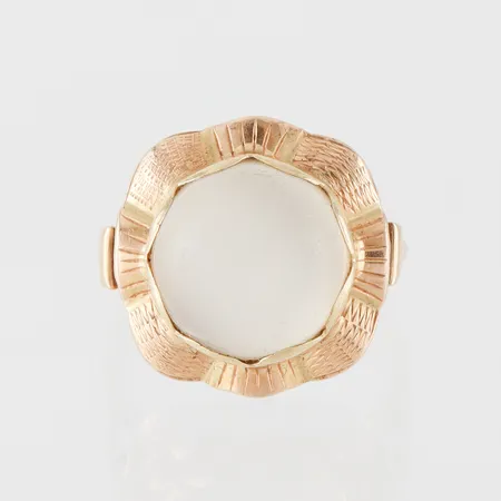 Ring med månsten infattad i 14k,något ojämn form,storlek 17 ½ mm, bredd 1.6-18.3 mm. Vikt: 6 g