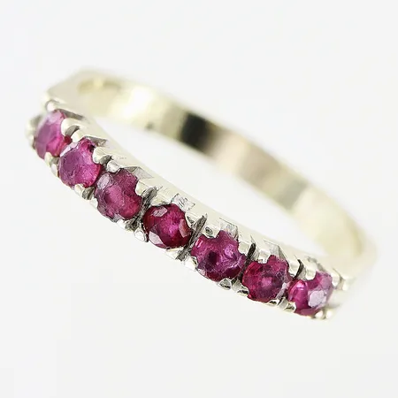 Ring, röda stenar, stl 18, bredd 2,5-3mm, vitguld, slitage på stenar, 18K.  Vikt: 2,8 g