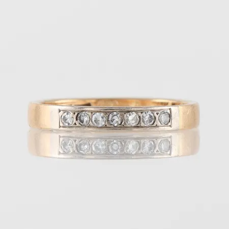 Ring 18k med 7 st små diamanter Malin Bäccman Stockholm,gravyr,storlek 17 mm, bredd 2.8 mm. Vikt: 2,7 g