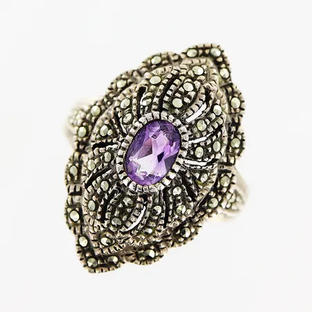 Ring stl 16¾ markasiter och lila sten, bredd 2,5-25mm, silver 925/1000. Vikt: 5,6 g