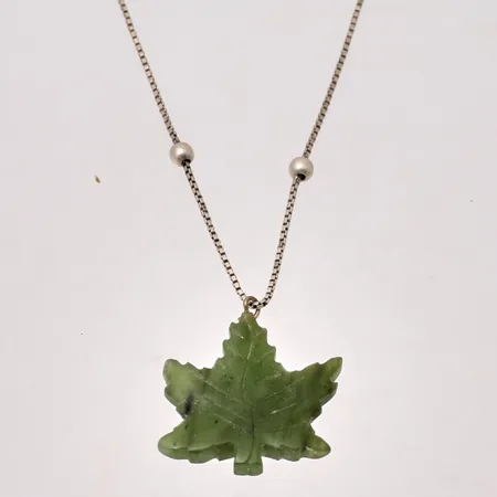 Hänge med kedja i silver, mått 21,3x24,5, Jade, kedja, 38,5cm, Venezia, bredd 0,8-3,3mm, 925/1000, vikt 4,32g.