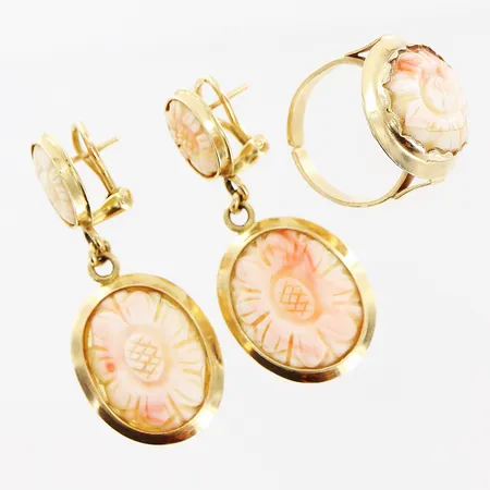 1 ring 1 par örhänge camé, defekt, limrester, 14K. Bruttovikt: 20,0gram.   Vikt: 20 g
