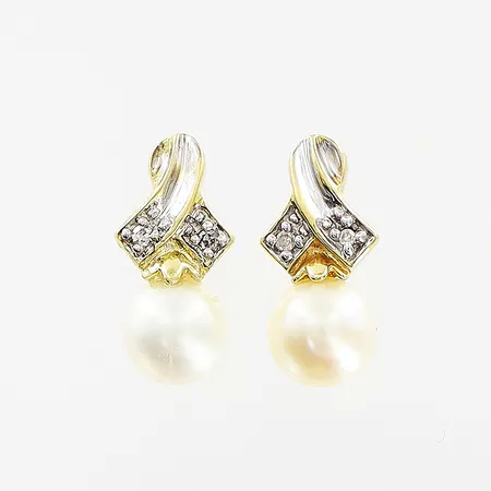 Ett par örhängen odlade saltvattenspärlor och diamanter, Ø6mm, 4 x ca 0,01ct, 6,5x14mm, GHA, 18K Vikt: 2,4 g