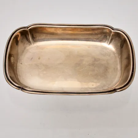 Fat i silver, mått 8,5x12,7cm, personlig gravyr, 835/1000, vikt 47,34g.