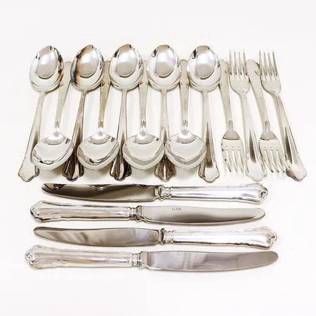 Bordsbestick Chippendale, 9 skedar 181mm, 4 gafflar 181mm, 4 knivar 203mm, stål i blad, GAB silver 830/1000. Vikt: 780,2 g