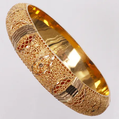 Armring filigran, ca Ø64mm, bredd 15mm, 21K  Vikt: 27,7 g