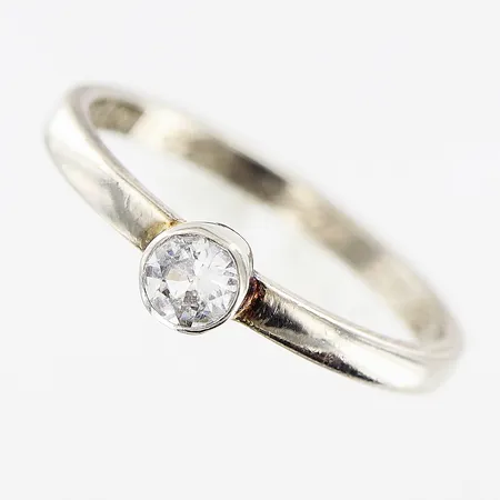 Ring vit sten stl 16¾, vitguld, gravyr, 18K  Vikt: 2,3 g