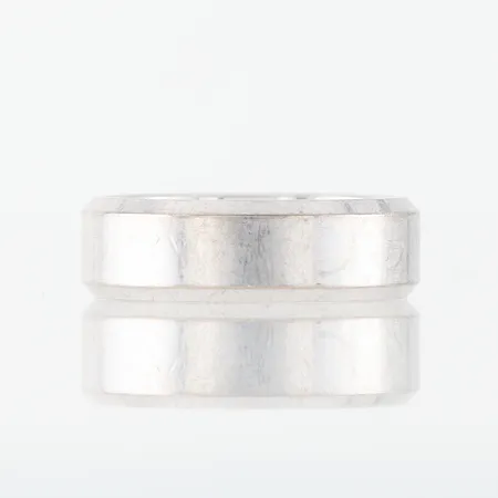 Ring vitguld med gravyr storlek 16 ½ mm,bredd 6 mm,18k. Vikt: 8,7 g