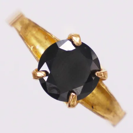 Ring svart sten, stl 18¼, bredd 2,4-8mm, skev, vass kant på skena, 21K  Vikt: 2,7 g