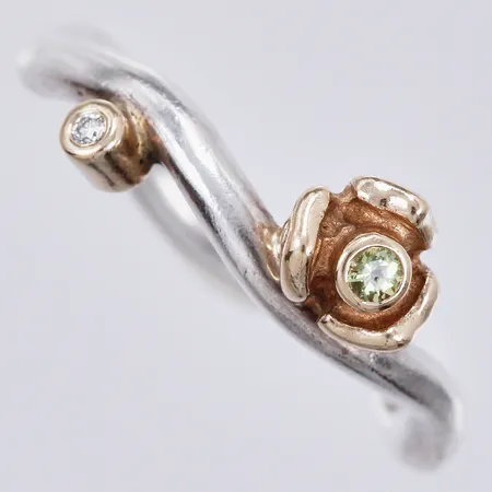 Ring Pandora med grön sten och diamant ca 1x0,01ct med gulddetaljer 14K stl: 17 bredd: va 2-7mm, 925/1000 silver Vikt: 3,7 g