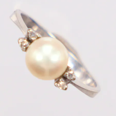 Ring vitguld pärla Ø6,9mm, Ø17, små vita stenar, 18K Vikt: 2,7 g