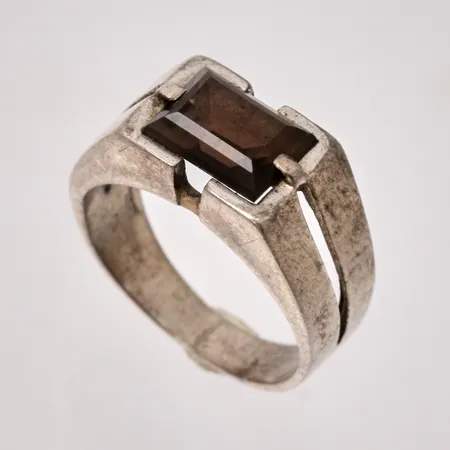 Ring i silver, stl 15, bredd 3-7,5mm, 1st rökfärgad sten, mått 5,7x7,7mm, 925/1000, vikt 3,35g.