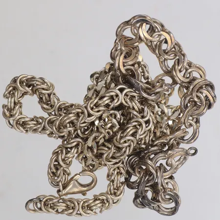 En kedja Pansar, 1 armband Bismarck, 1 armband Kejsar, defekter, lås saknas, silver  Vikt: 52,5 g