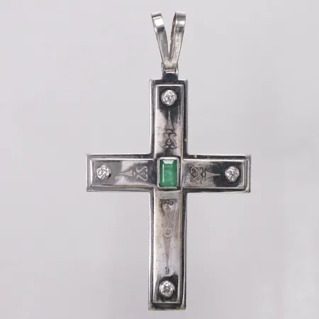 Hänge kors diamanter 4 x ca 0,12ct, smaragd, 80mm, dekor, gravyr på baksida, vitguld 18K  Vikt: 21 g