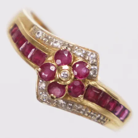 Ring diamanter 11 x ca0,005ct, troligen rubiner, stl 19¼, bredd 2-10mm, 18K  Vikt: 3,5 g