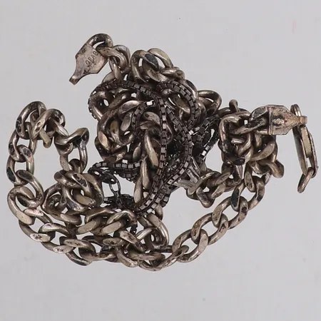 Två kedjor, ett hänge, defekt, silver  Vikt: 29,5 g