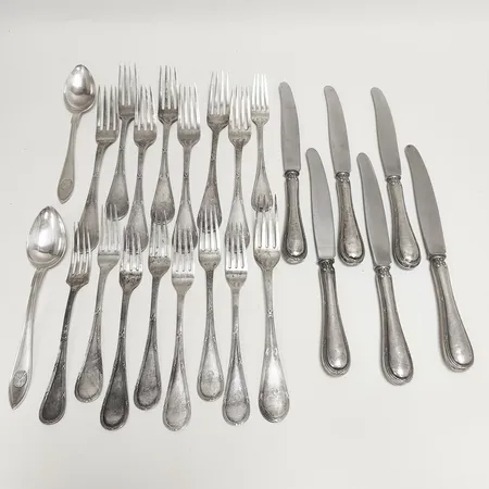 Diverse bestick, 24 delar, flertalet med monogramgravyr, missfärgade, repiga, silver, 830/1000 Vikt: 1386,2 g