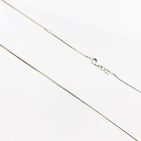 Kedja reglerbar 42 och 45cm, bredd 1mm, smärre skevheter, silver 925/1000 Vikt: 4 g